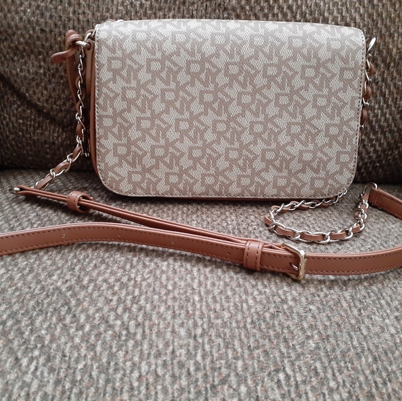 🔥 PRICE DROP DKNY Logo Flap Crossbody NEW - Picture 1 of 7